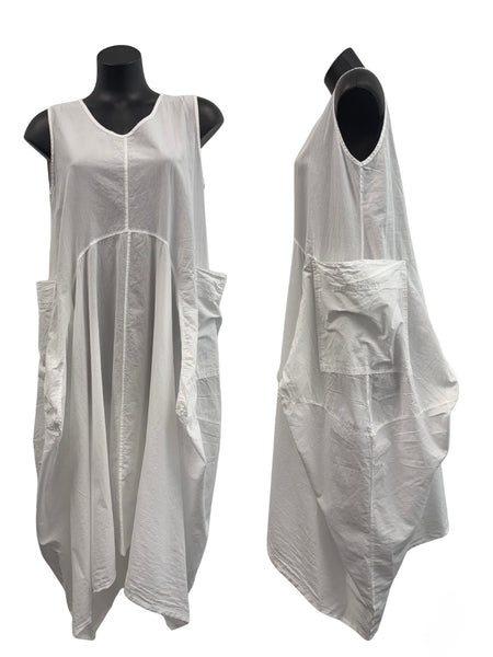 Sleeveless shaped dress white